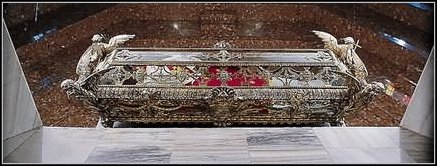 Relikwiarz ze szczątkami świętego w kościele Jezuitów w Warszawie