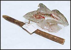 Narzędzia zbrodni: sznury i drewniana pałka