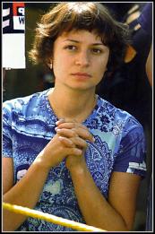 Modl�ca si� dziewczyna