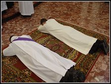 Kapłani leżący krzyżem