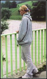 Dziewczna na mo�cie